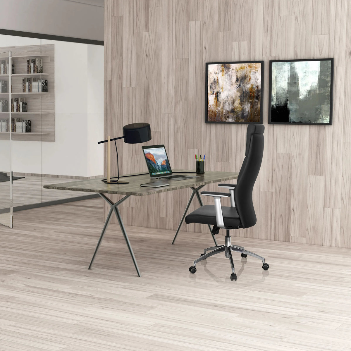 Siège de direction de luxe MONZA 20 en noir à un bureau dans une pièce lumineuse de hjh OFFICE