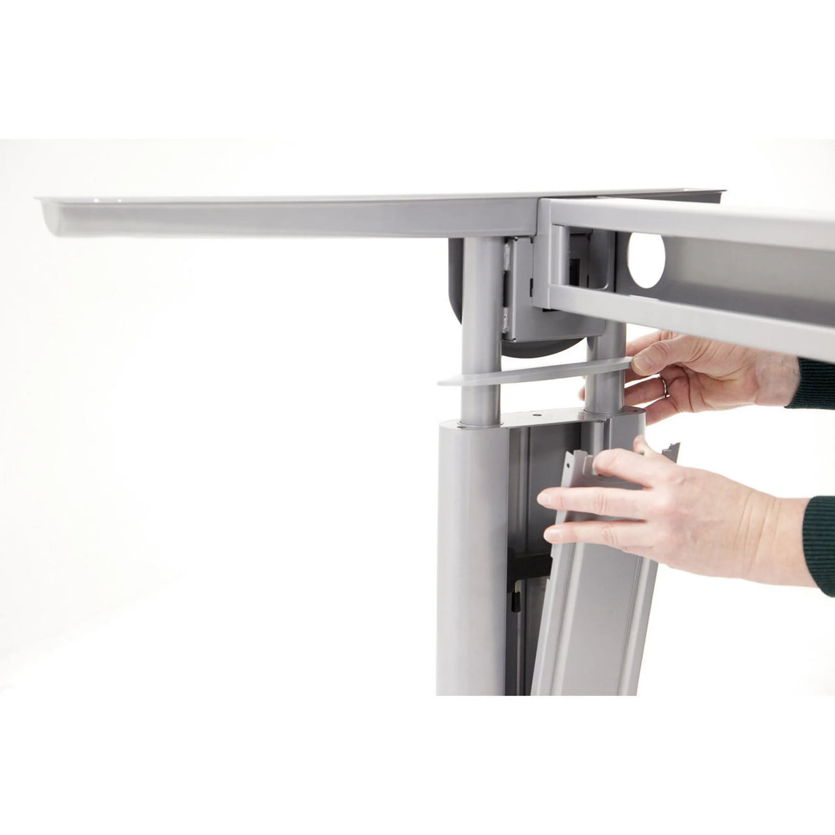 Montage der Kabelführung am höhenverstellbaren Schreibtisch UNDA 16 W von hjh OFFICE PRO