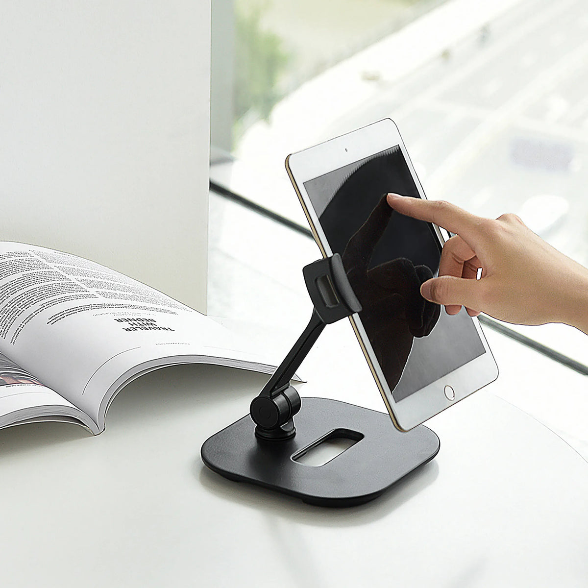 Support de téléphone portable & tablette FLEXMOBI IV noir avec une tablette insérée sur fond blanc de hjh OFFICE