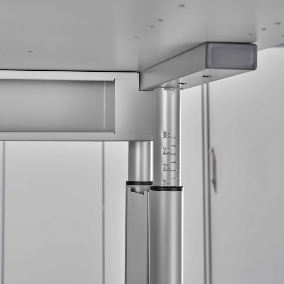 Höhenskala am silbernen Gestell des höhenverstellbaren Schreibtischs ZENO 12 S von hjh OFFICE PRO