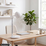 Lampe de bureau Lumanova D3 blanche sur une table en bois clair de hjh OFFICE (image générée par IA)
