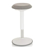 Siège assis-debout BALANCE SIT III W en blanc et gris avec assise rembourrée et pied rond de hjh OFFICE