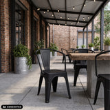 Chaises de bistrot noires Vantaggio Poly à une table en bois à l'extérieur de hjh OFFICE (image générée par IA)