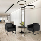 Deux fauteuils rembourrés ARUBA BLACK noirs avec surpiqûres et piètements luge près d'une table d'appoint ronde de hjh OFFICE