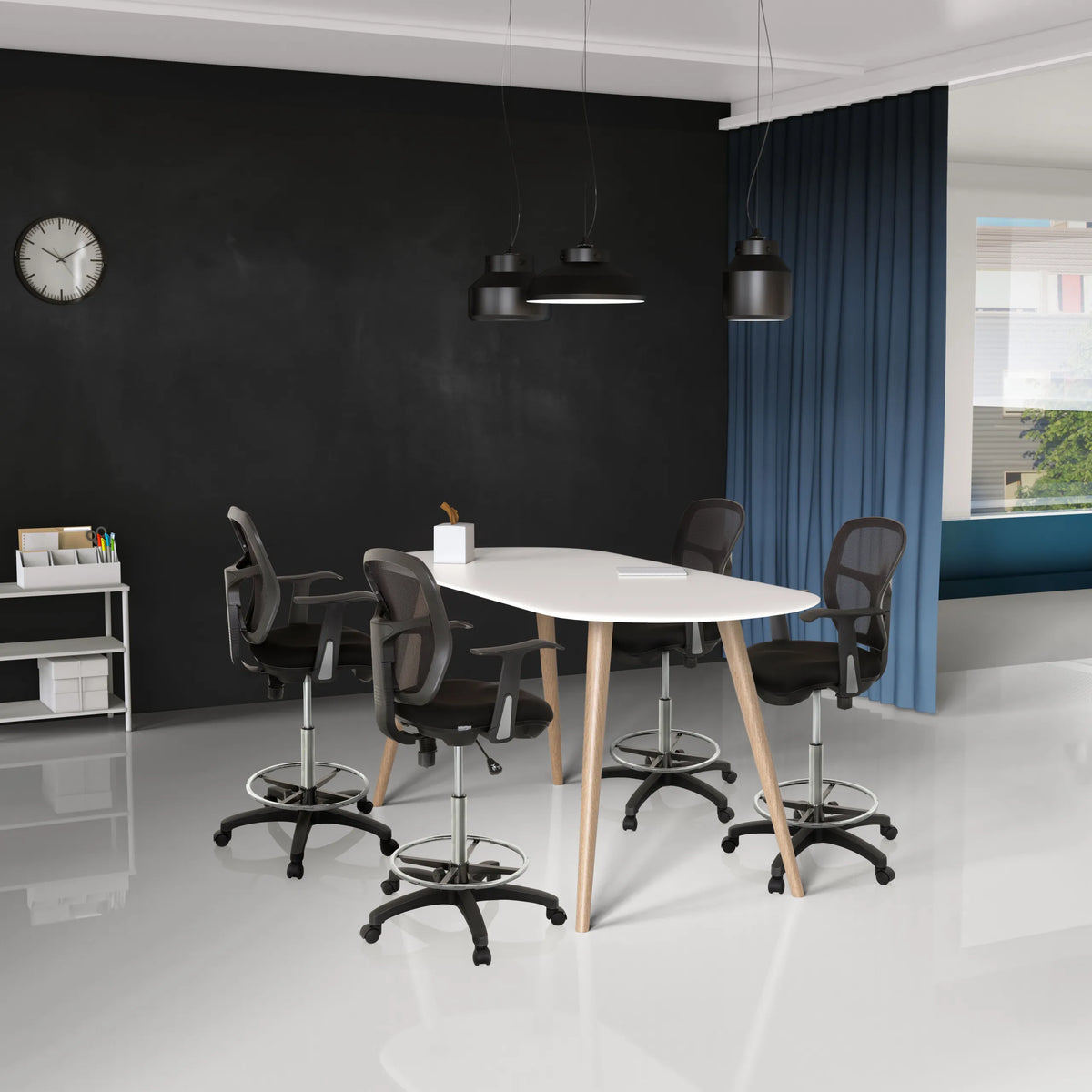 Quatre chaises de comptoir noires TOP WORK 108 avec repose-pieds à une table ovale blanche de hjh OFFICE