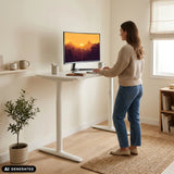 Bureau réglable en hauteur électriquement STAND PRO en blanc avec une personne debout de hjh OFFICE (image générée par IA)