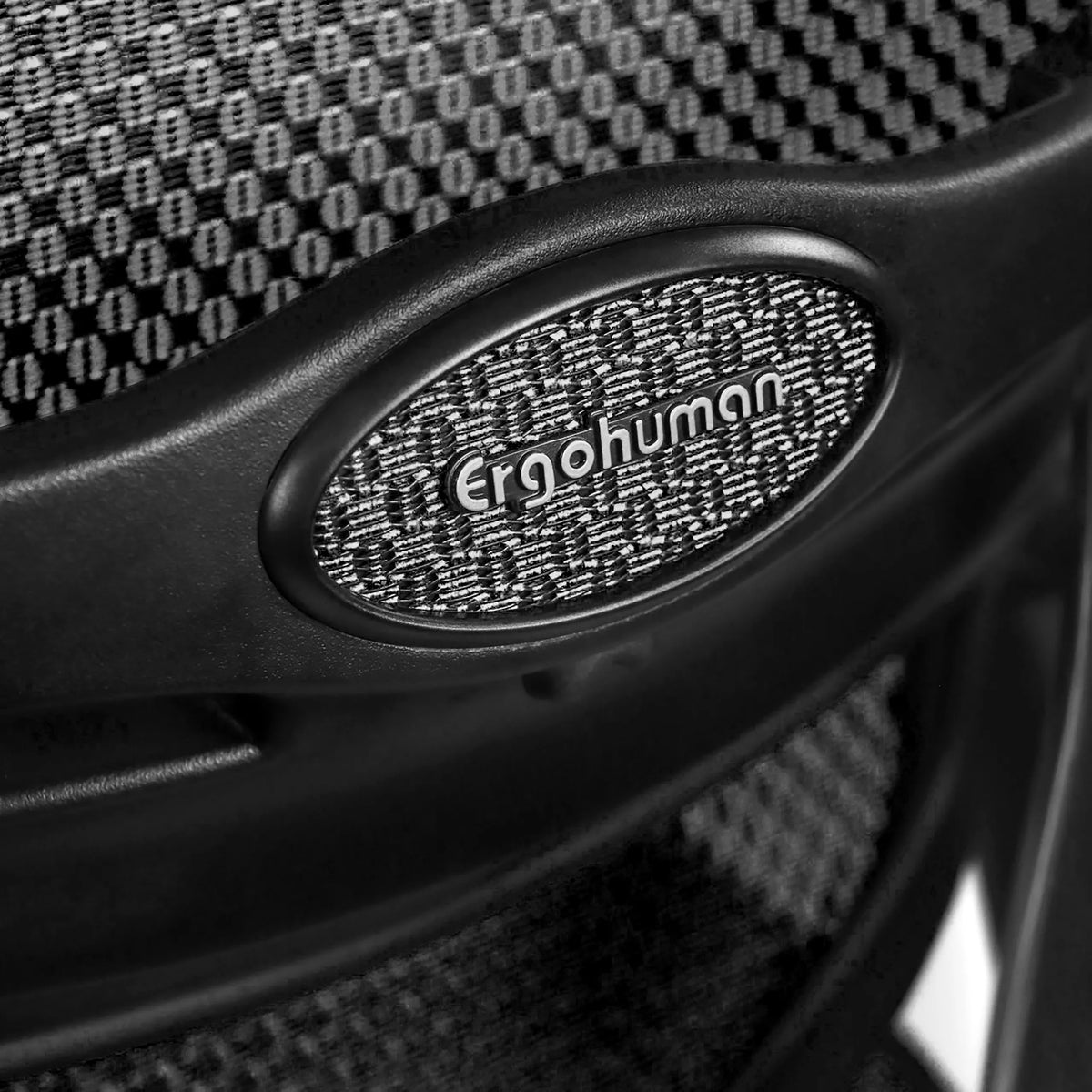 Plaque logo sur le revêtement en maille noire du siège de direction de luxe ERGOHUMAN GEN2 de hjh OFFICE