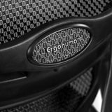 Plaque logo sur le revêtement en maille noire du siège de direction de luxe ERGOHUMAN GEN2 de hjh OFFICE