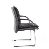 Chaises cantilever VILLA V noires avec rembourrage capitonné et accoudoirs de hjh OFFICE – vue à 360° (vue de profil 100°)