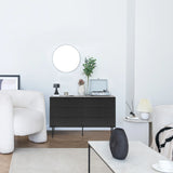 Buffet KARBY S noir avec trois tiroirs sur des pieds fins dans une pièce meublée de façon moderne de hjh LIVING