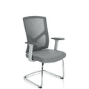 Chaises cantilever BRETON V W grise avec dossier en maille, accoudoirs et piètement luge de hjh OFFICE