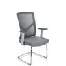 Chaises cantilever BRETON V W grise avec dossier en maille, accoudoirs et piètement luge de hjh OFFICE