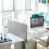 Cloison de table FLEXMIUT D 120 gris clair chiné d'une largeur de 120 cm sur un bureau blanc de hjh OFFICE