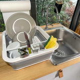 Conteneur pliable CLEAN SIL gris et blanc utilisé comme égouttoir avec vaisselle et éponge à côté d'un évier de hjh OFFICE