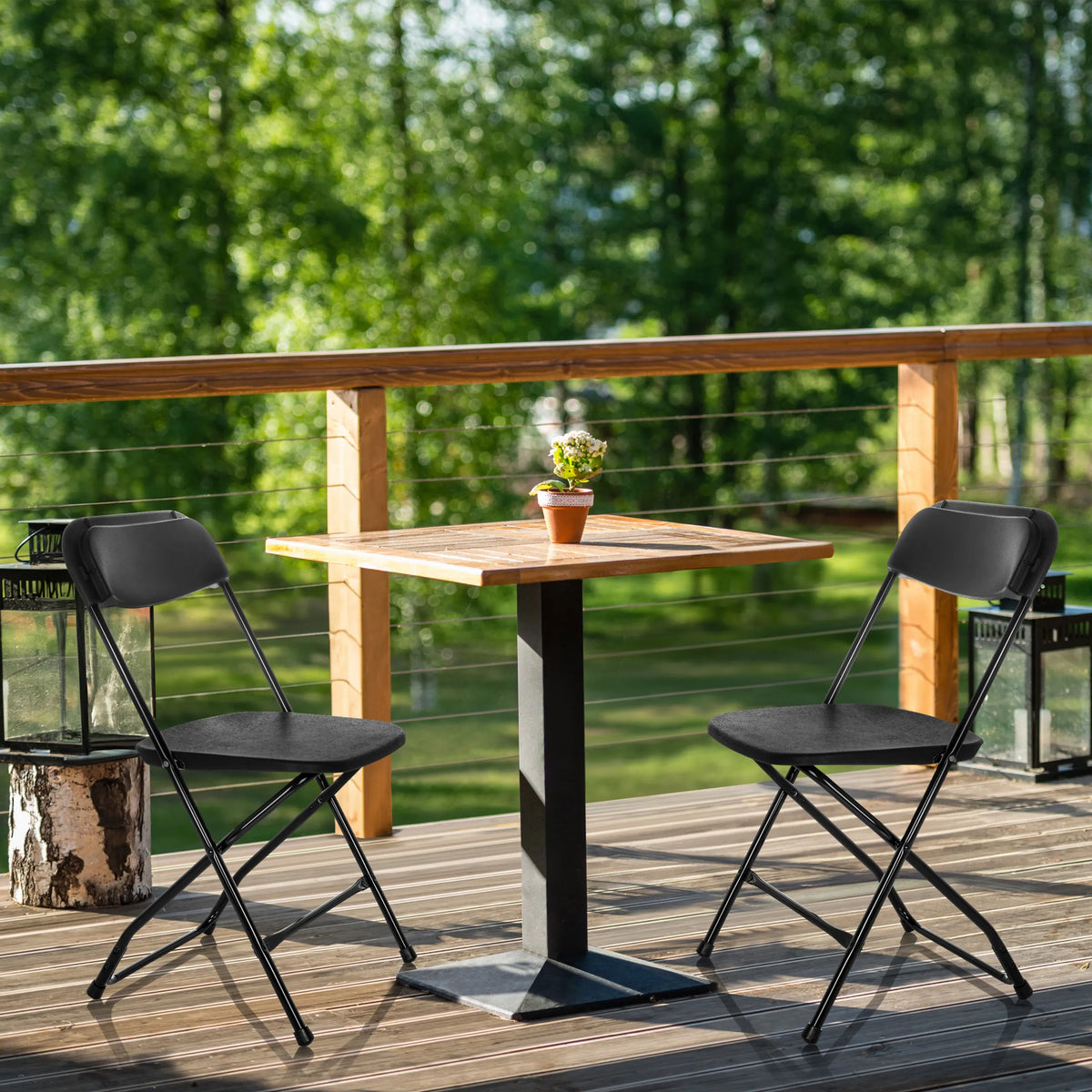 Deux chaises d'extérieur TUDELA XXL B noires à une table carrée en bois sur une terrasse de hjh OFFICE