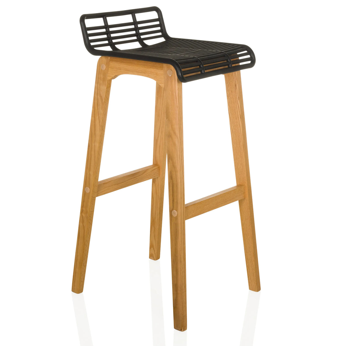 Tabouret de bar LONSO W avec coque d'assise noire et structure en bois de chêne de hjh OFFICE – vue à 360° (vue de trois quarts avant 45°)