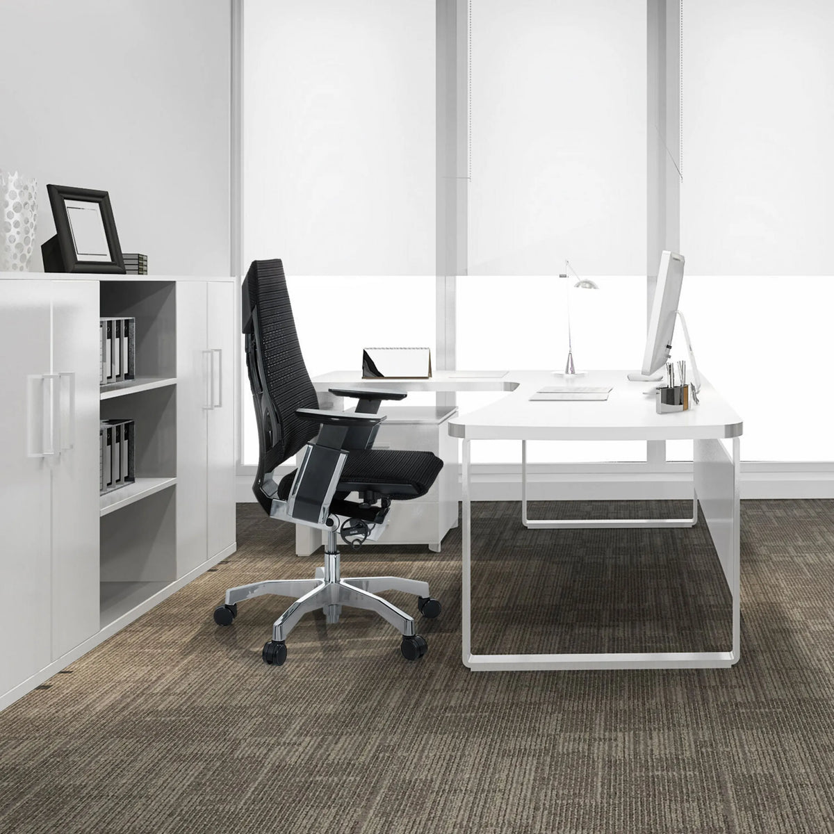 Siège de bureau haut de gamme GENIDIA en noir avec dossier en maille et pied en aluminium de hjh OFFICE