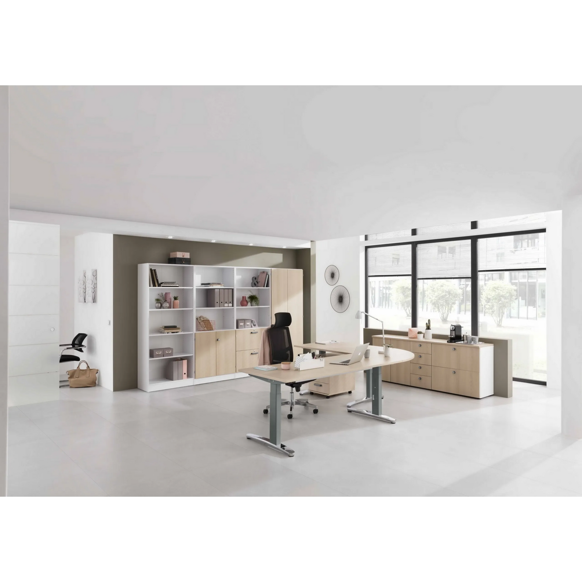 Bureau réglable en hauteur XTRA XB 8 GC en chêne rustique avec deux tables et une chaise de bureau de hjh OFFICE PRO