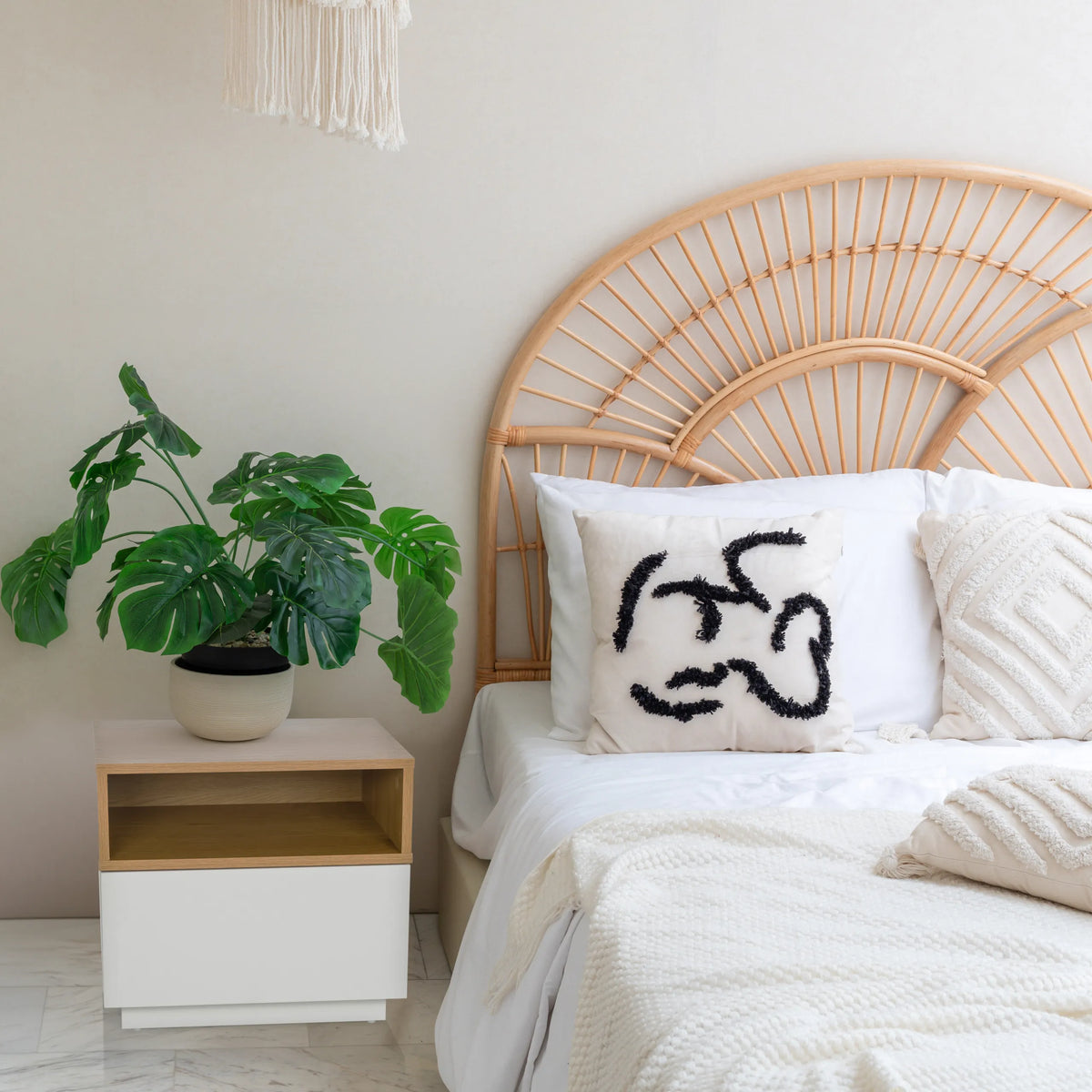 Table d'appoint blanche MELMO avec niche effet chêne à côté d'un lit de hjh LIVING