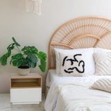 Table d'appoint blanche MELMO avec niche effet chêne à côté d'un lit de hjh LIVING