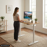 Bureau réglable en hauteur électriquement STAND PRO R aspect chêne avec structure blanche de hjh OFFICE (image générée par IA)