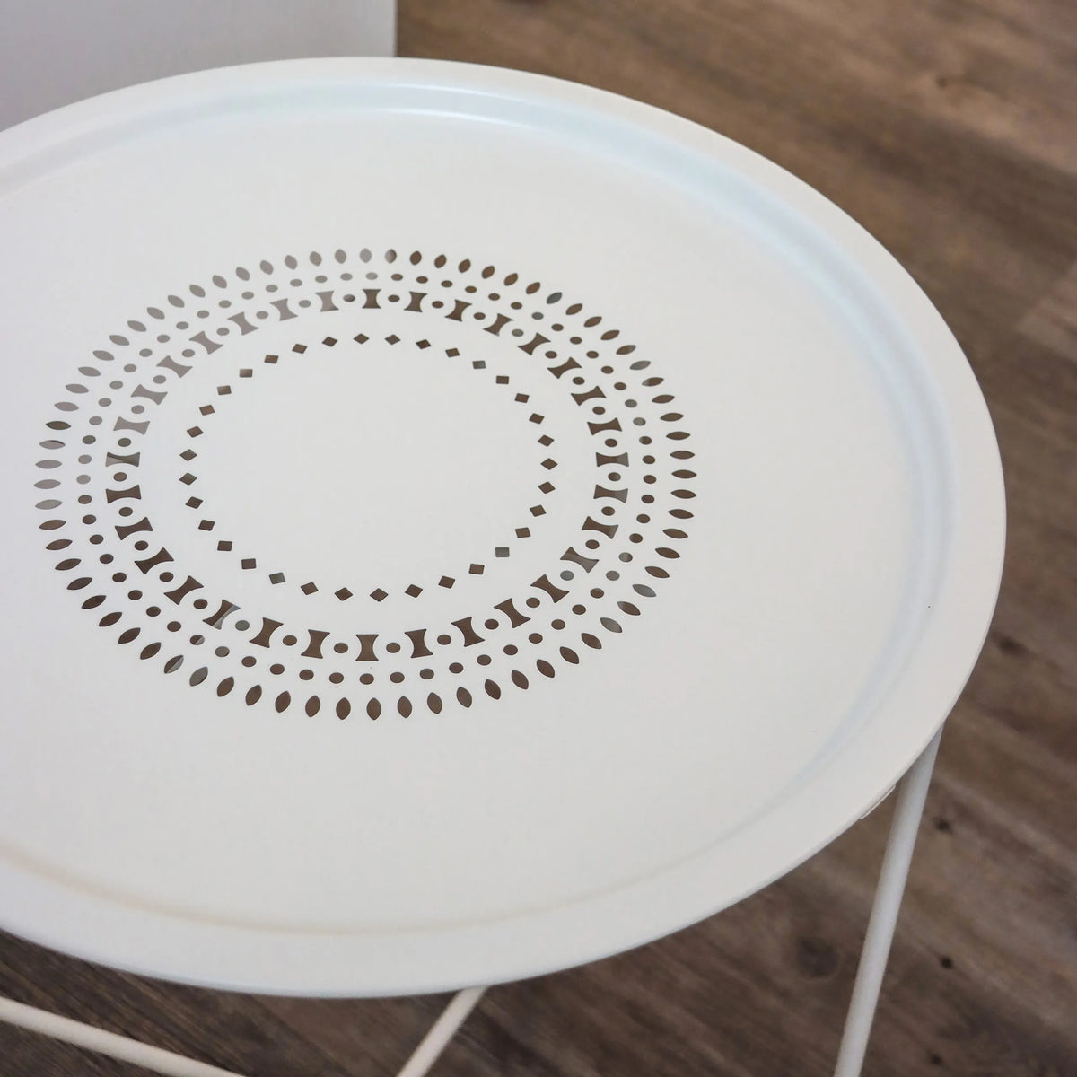 Plateau blanc avec motif de trous circulaires de la Table d'appoint ALLRUND de hjh LIVING