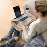 Support pour ordinateur portable COMFILAP I en bois brun de hjh OFFICE avec un ordinateur portable en cours d'utilisation