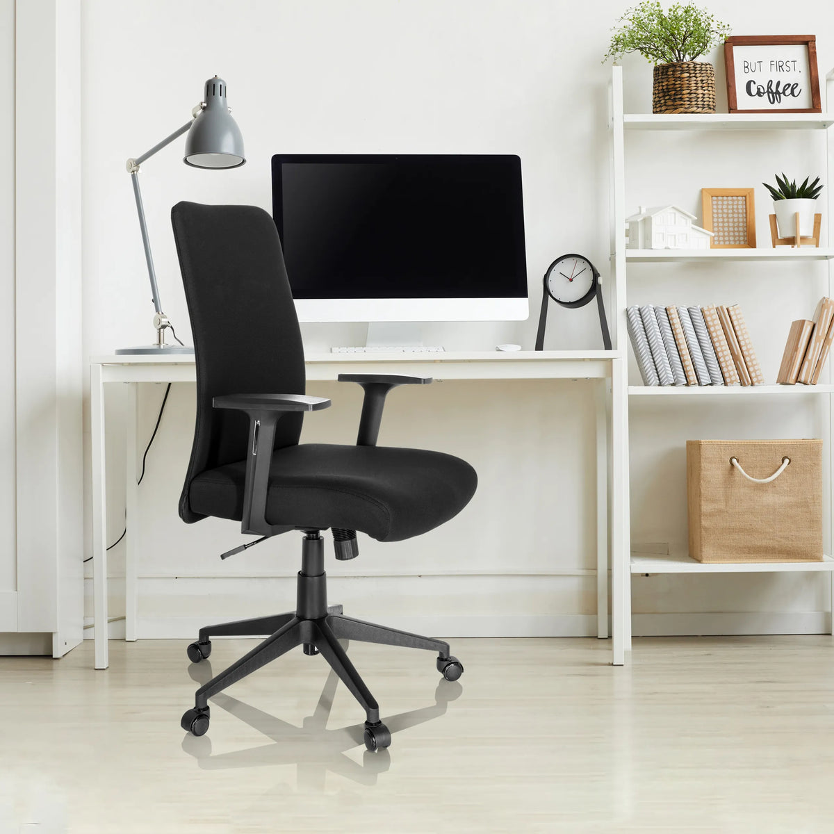 Siège de bureau à domicile COSIO I noir avec accoudoirs et roulettes à un bureau blanc de hjh OFFICE
