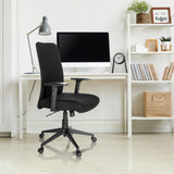 Siège de bureau à domicile COSIO I noir avec accoudoirs et roulettes à un bureau blanc de hjh OFFICE