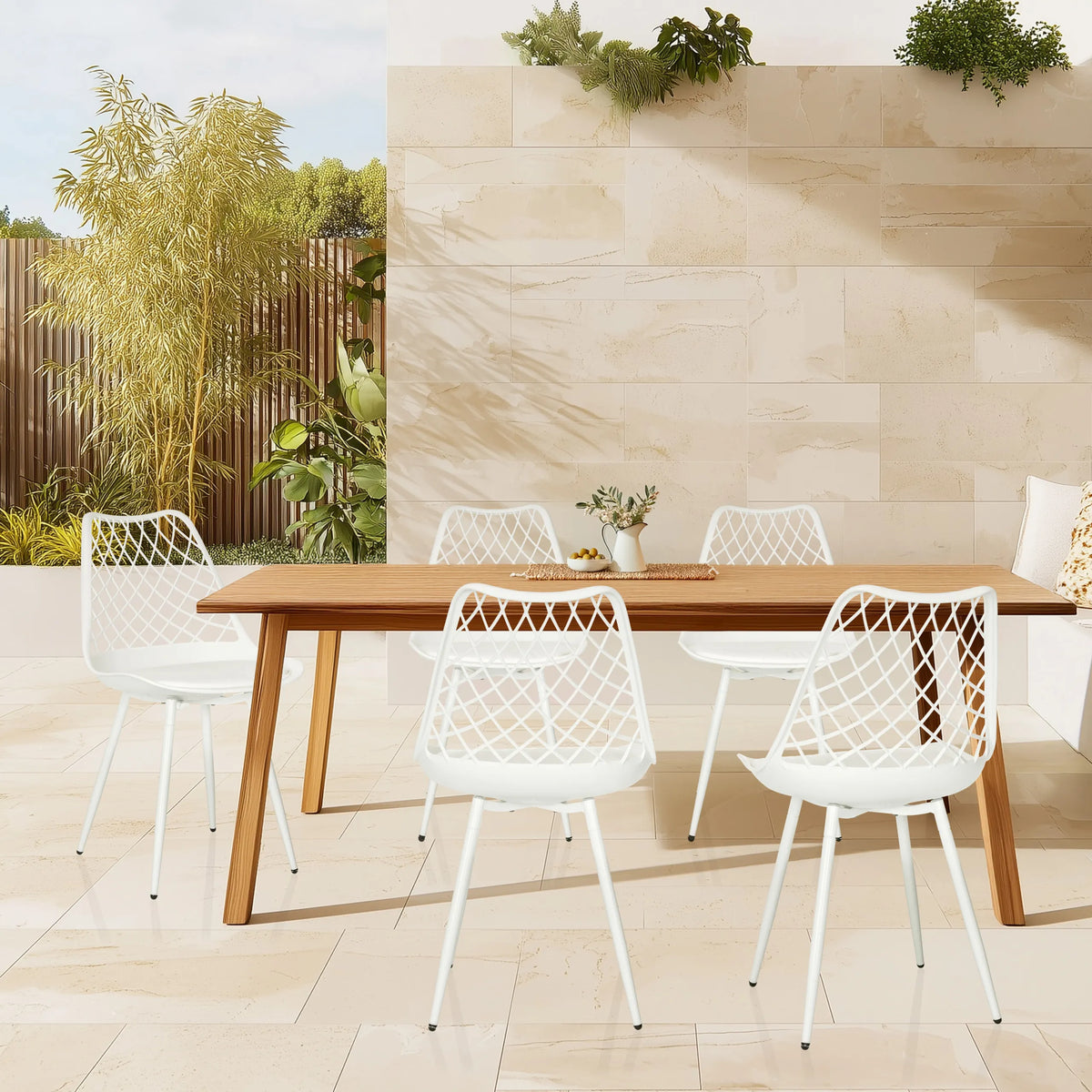 Quatre chaises d'extérieur blanches BEGIO S avec dossier en grille à une table en bois de hjh LIVING