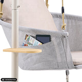 Poche latérale avec tablette et magazine sur le fauteuil suspendu Skylo avec une petite table d'appoint de hjh LIVING (image générée par IA)