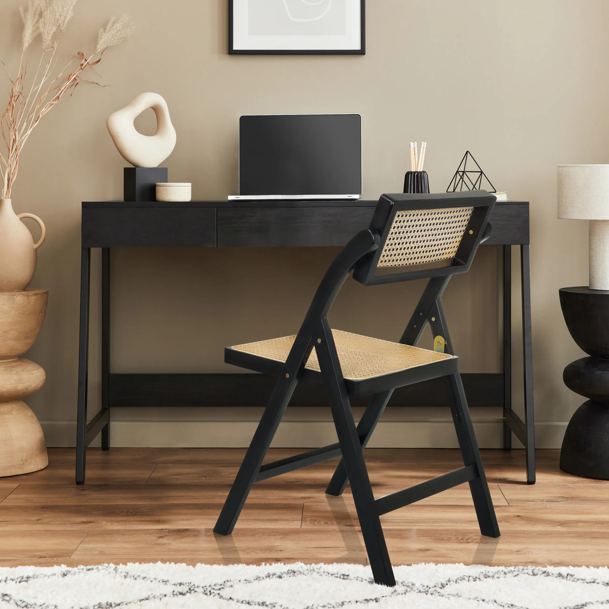 Chaise pliante TUDELA BAMBOO en noir avec assise et dossier en cannage viennois marron de hjh LIVING