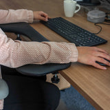 Accoudoir noir du modèle RELEX RT2 sur un bureau avec clavier et souris de hjh OFFICE