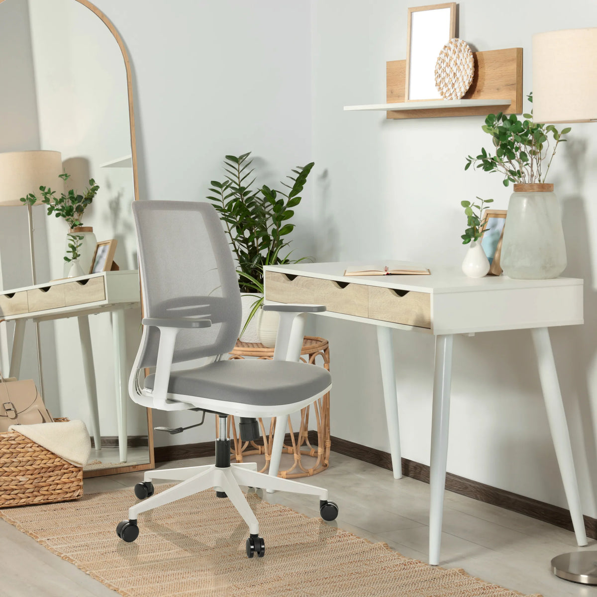 Siège de bureau à domicile PROFONDO ECO W gris avec accoudoirs et roulettes dans une pièce lumineuse de hjh OFFICE