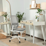 Siège de bureau à domicile PROFONDO ECO W gris avec accoudoirs et roulettes dans une pièce lumineuse de hjh OFFICE
