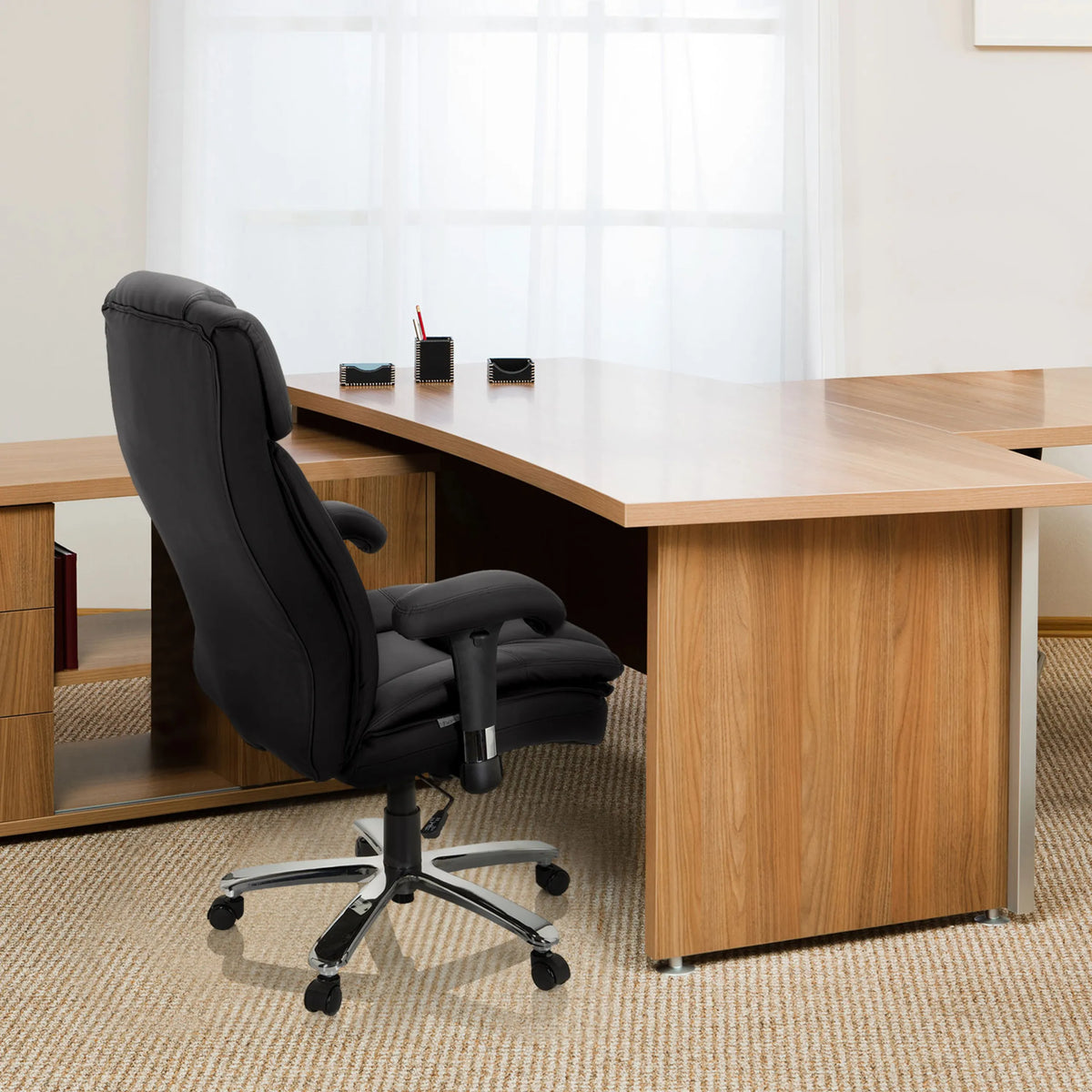 Siège pivotant BUILDER XXL I noir en similicuir à un bureau de hjh OFFICE