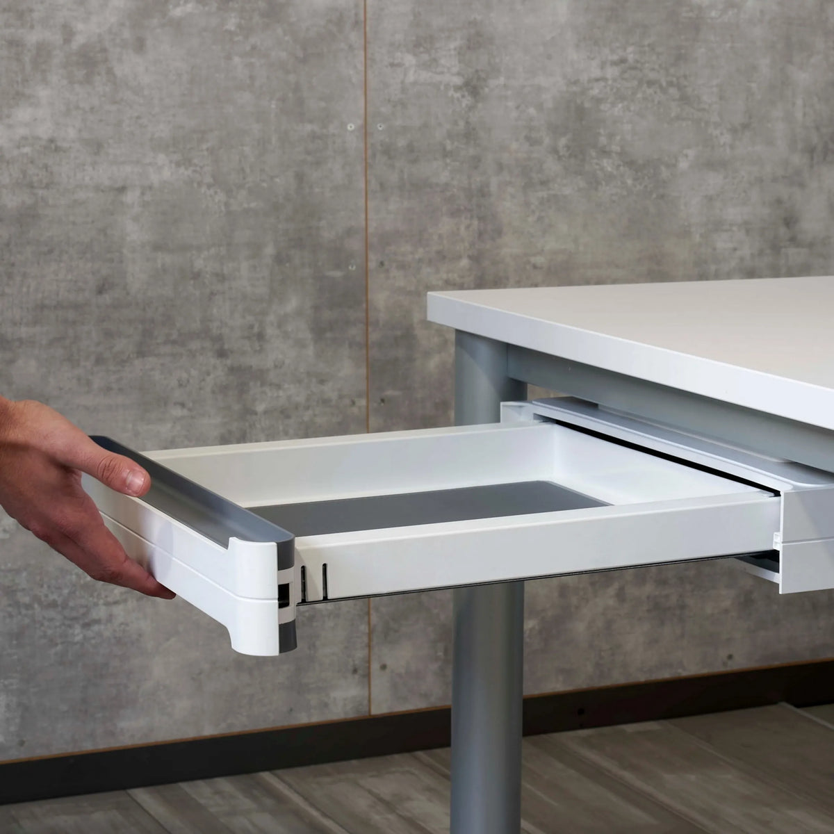 Tiroir sous-plan blanc des accessoires UCBS avec fond gris et mécanisme soft-stop de hjh OFFICE PRO