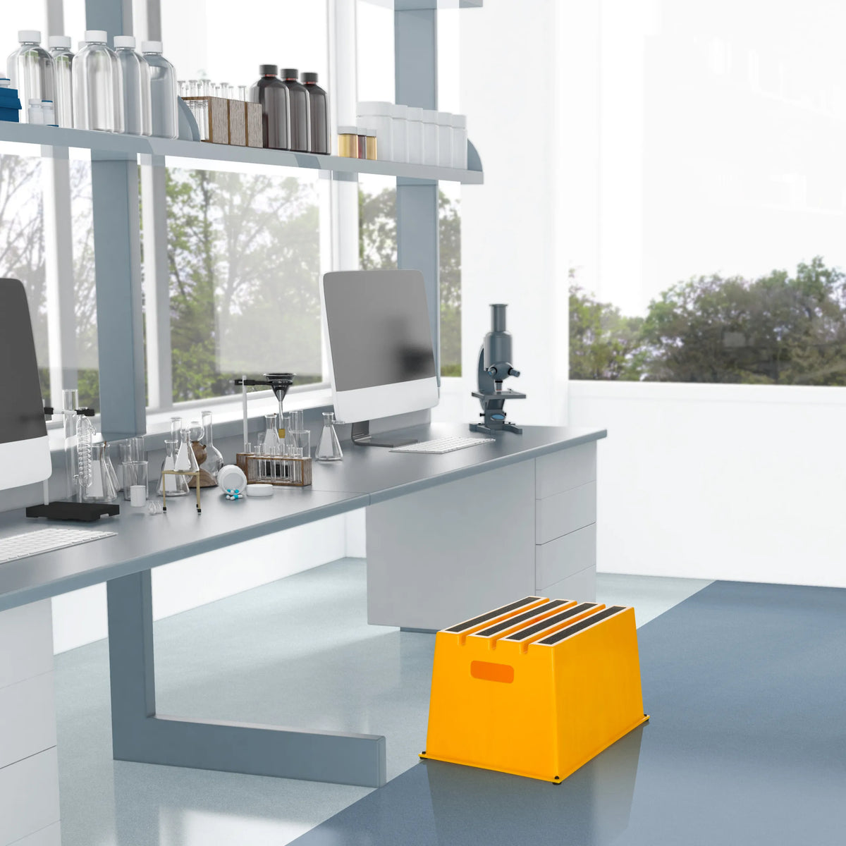 Tabouret marchepied jaune TIO-E1 devant une table de laboratoire dans une pièce lumineuse de hjh OFFICE