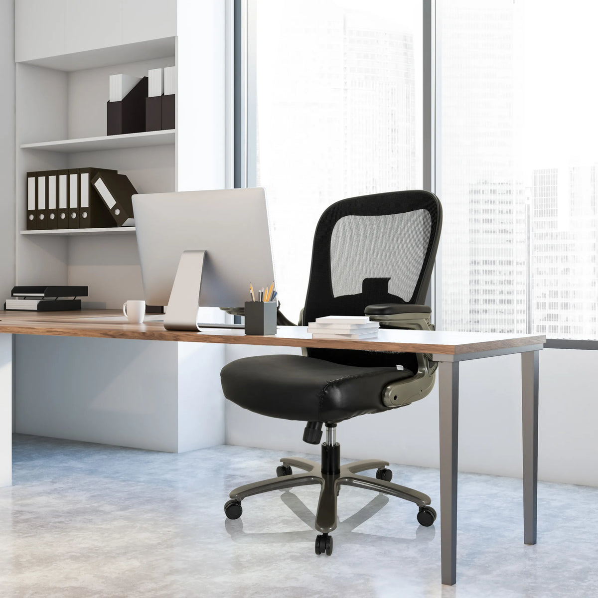 Siège pivotant XXL INSTRUCTOR T I en noir avec assise en cuir et dossier en maille de hjh OFFICE