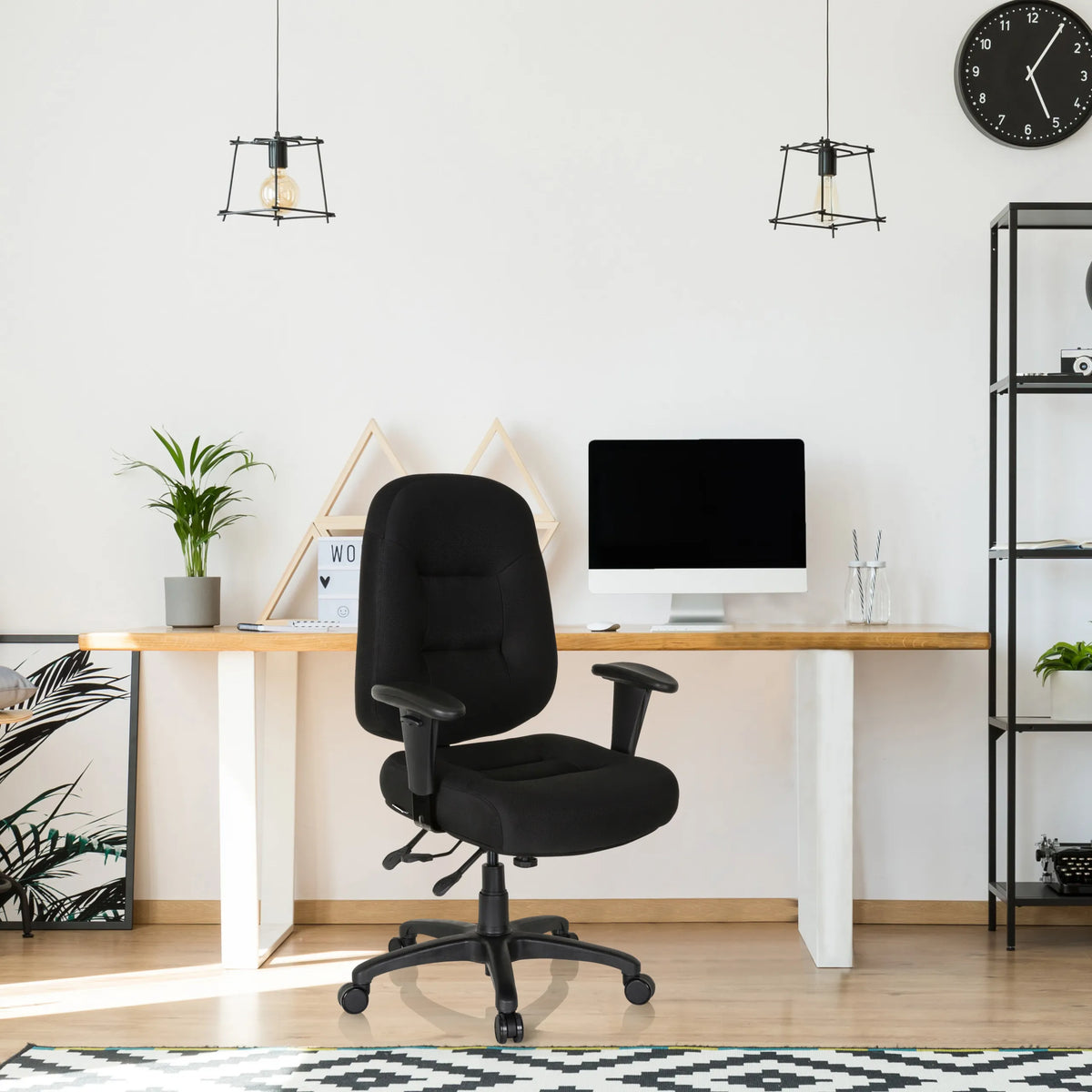 Siège de bureau de qualité professionnelle ZENIT XXL noir avec accoudoirs et roulettes à un bureau de hjh OFFICE