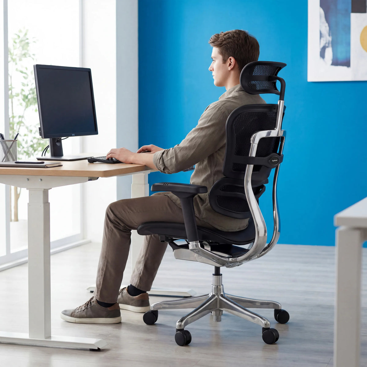 Siège de direction de luxe ERGOHUMAN GEN2 en maille noire et cuir à un bureau de hjh OFFICE (image générée par IA)