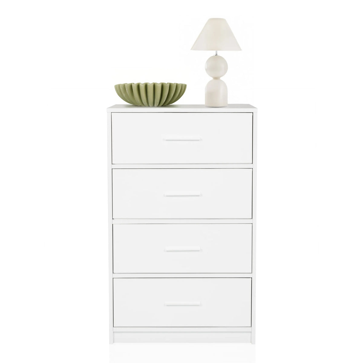 Commode blanche ESTORIA à quatre tiroirs, décorée d'un bol et d'une lampe de table de hjh LIVING