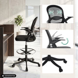 Chaise de comptoir Naluro Work en noir avec dossier en maille, accoudoirs réglables et repose-pieds de hjh OFFICE (image générée par IA)