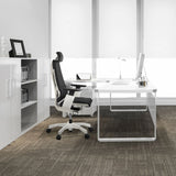Siège de bureau haut de gamme GENIDIA PRO WHITE noir en cuir à un bureau blanc dans un bureau de hjh OFFICE