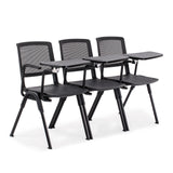 Trois planchettes à pince MEET WA noires sur des chaises avec dossiers en maille de hjh OFFICE