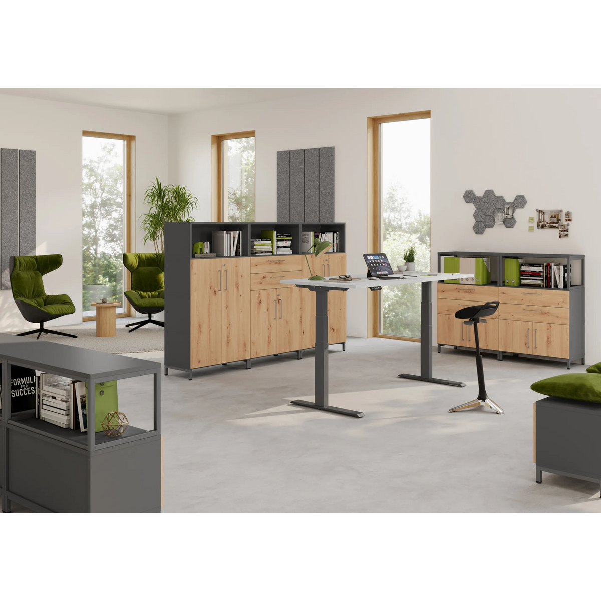 Drei Korpusse der Serie FlexWall in Graphit mit Stellfüßen und Holzelementen von hjh OFFICE PRO