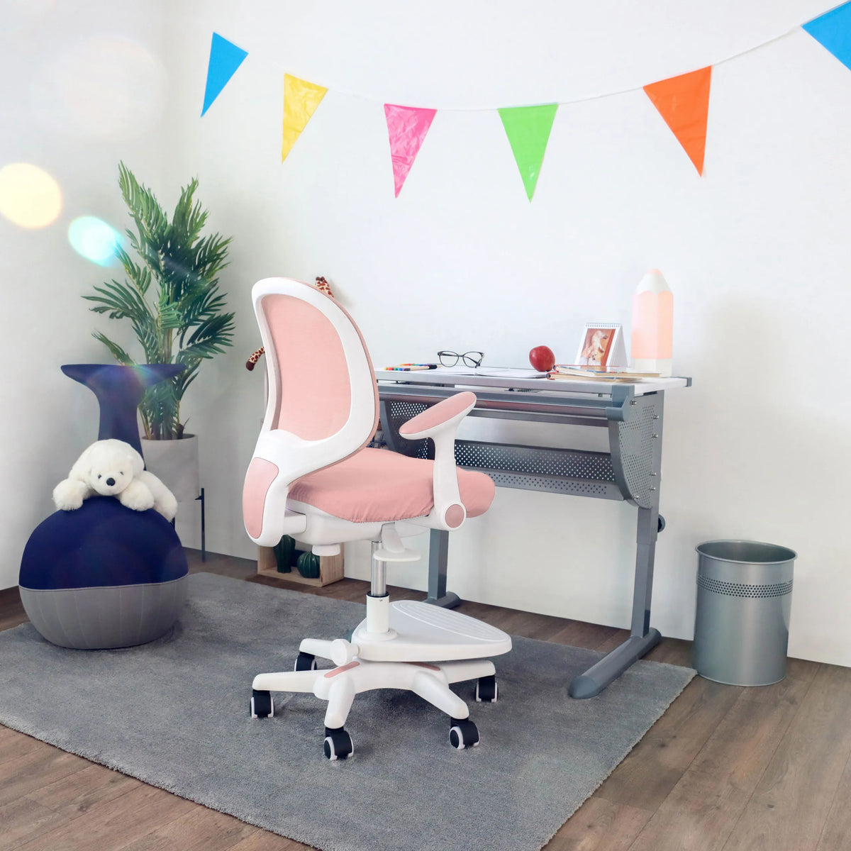 Chaise pour enfants rose KID ERGO avec accoudoirs blancs et roulettes à un bureau de hjh OFFICE
