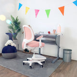 Chaise pour enfants rose KID ERGO avec accoudoirs blancs et roulettes à un bureau de hjh OFFICE