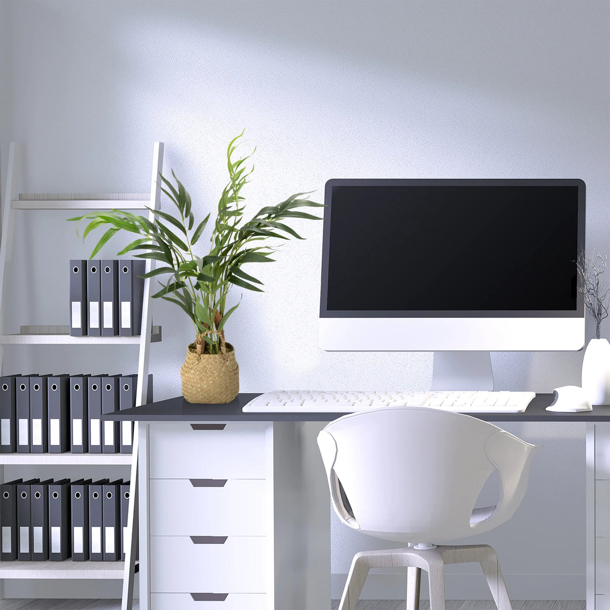 Plante artificielle verte CHAMAEDOREA dans un pot tressé sur un bureau de hjh OFFICE