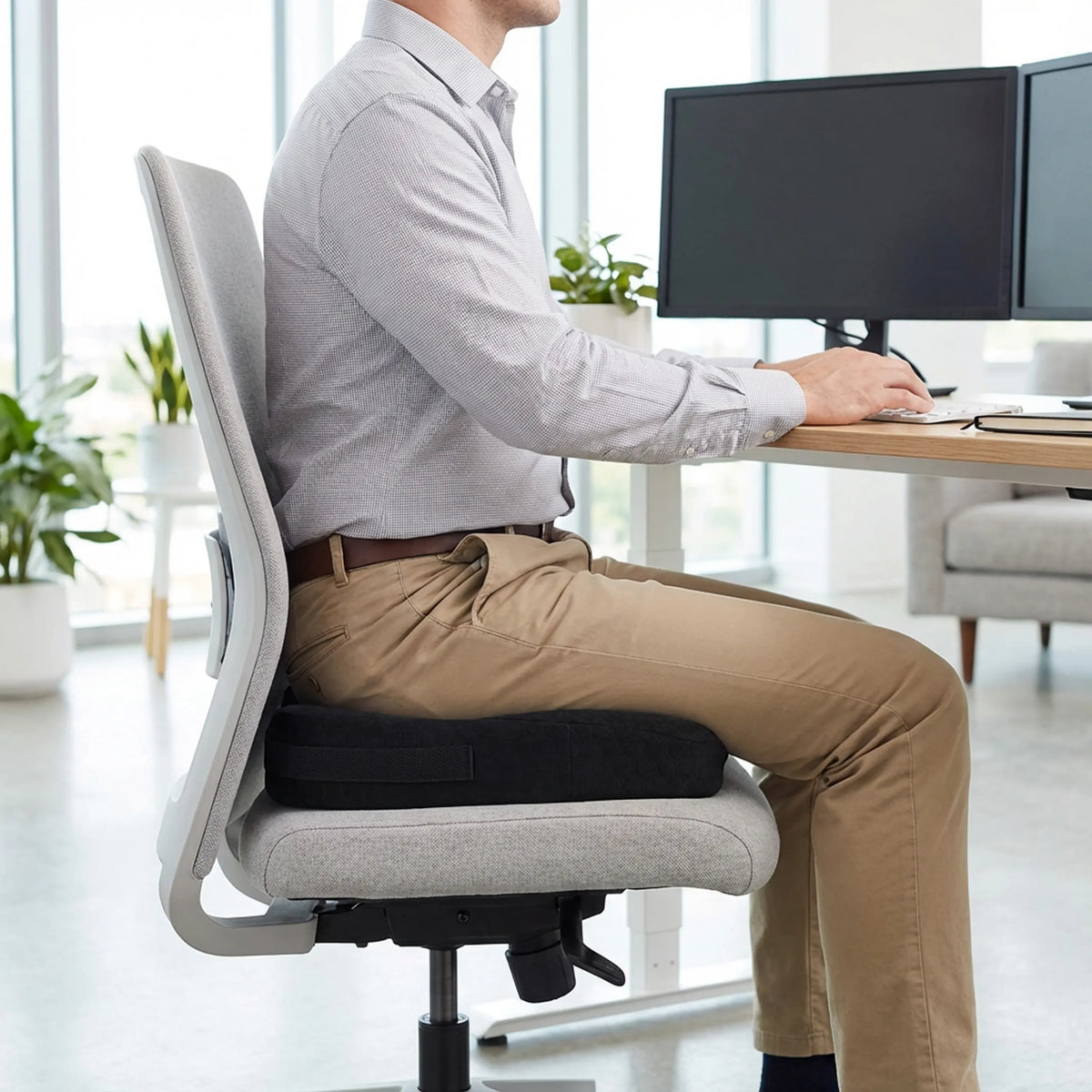 Coussin de siège MEDISIT II noir sur une chaise de bureau gris clair de hjh OFFICE